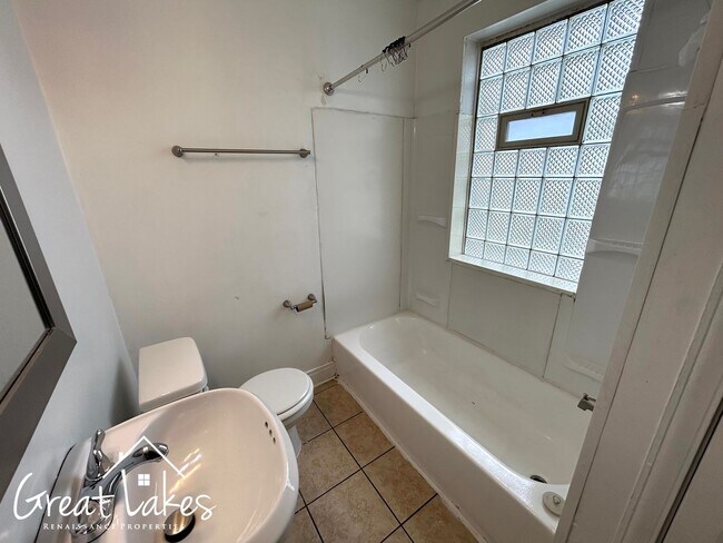 Building Photo - 5233 Farmbrook St