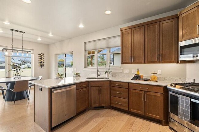 Building Photo - 4 Bed / 3 Bath Home in Silver Creek Estate...