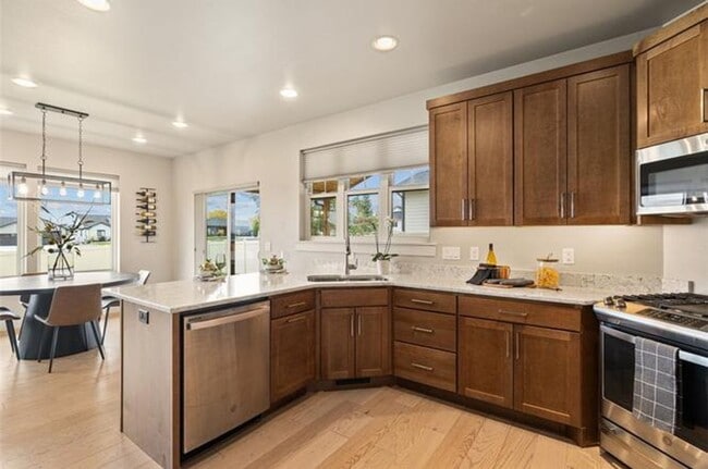 Building Photo - 4 Bed / 3 Bath Home in Silver Creek Estates (West End)