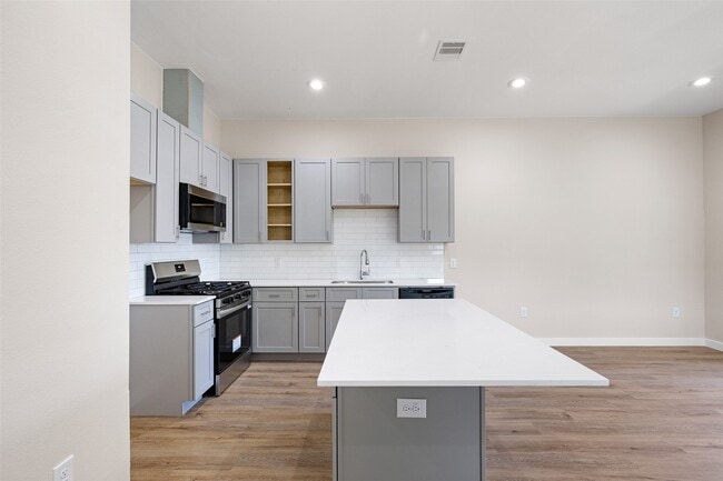 Building Photo - 9409 Clinton Dr