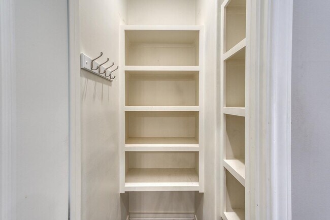 Building Photo - 301 Sunray