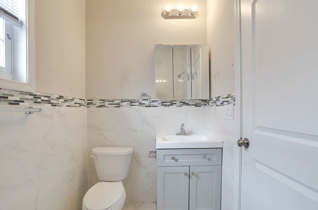 Building Photo - 345 N 2nd St