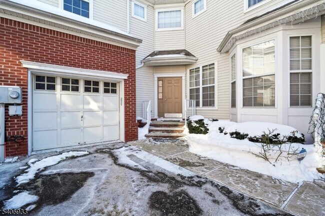 Building Photo - 163 Gladstone Dr