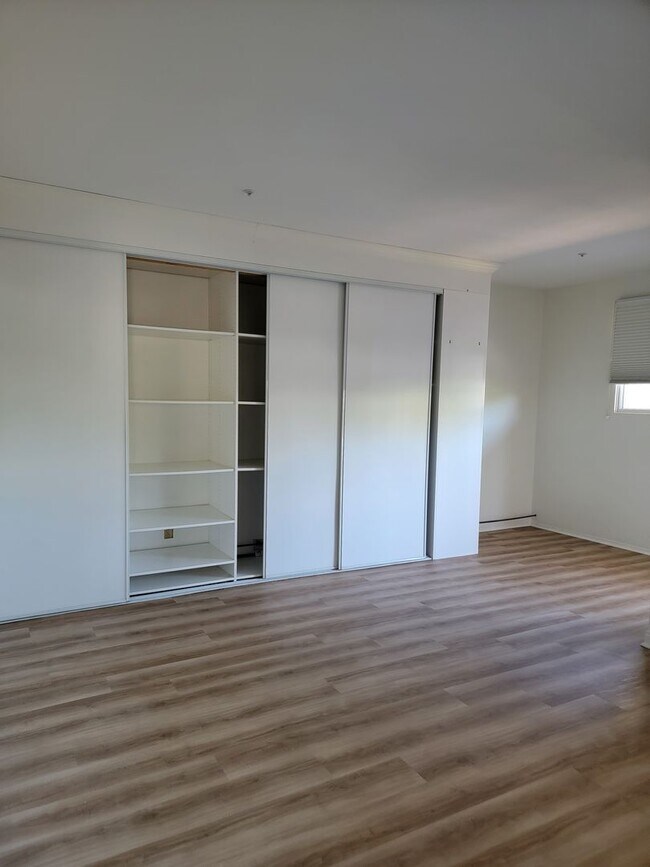 Building Photo - GEM IN THE VILLAGE- COX CABLE and WIFI INCLUDED IN THE RENT!
