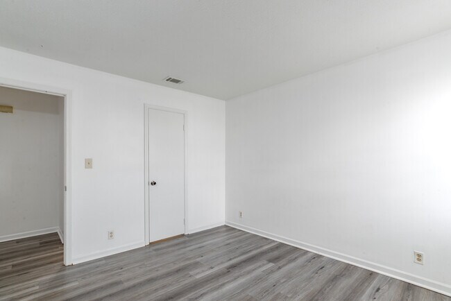 Building Photo - 801 Burcale Rd