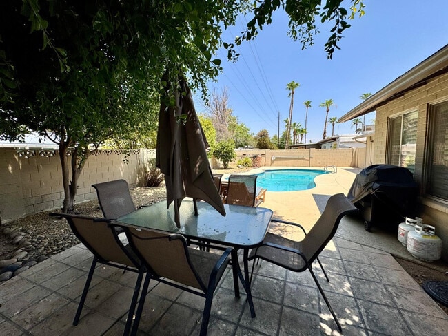 Building Photo - 8238 E Vista Dr