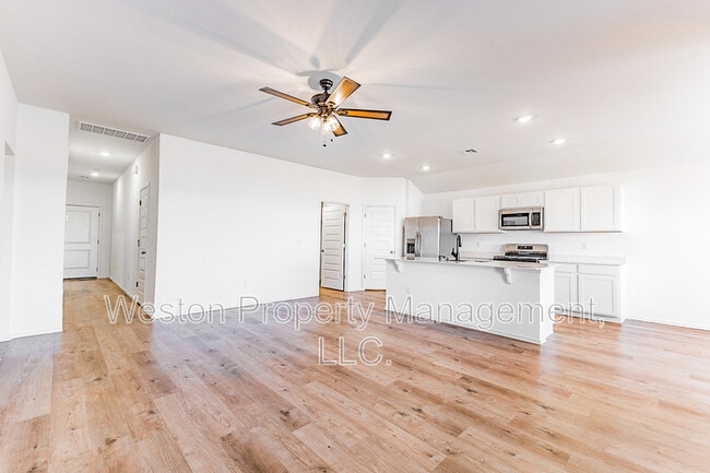 Building Photo - 5901 Bradford Pear Ln