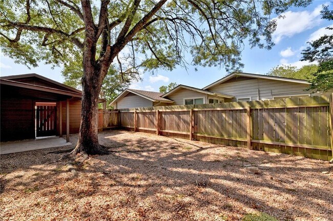 Building Photo - 11904 Broad Oaks Dr