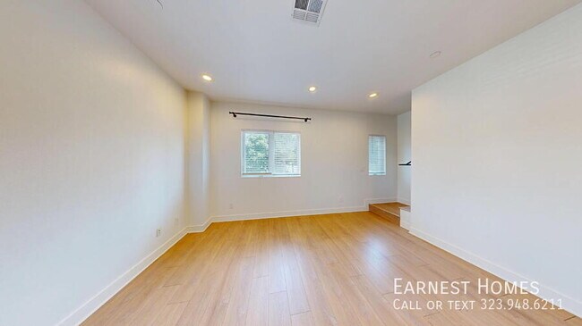 Building Photo - 147 1/2 Roselake Avenue-