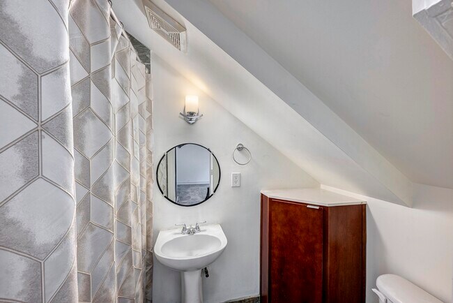 Building Photo - 1525 Birdsall St