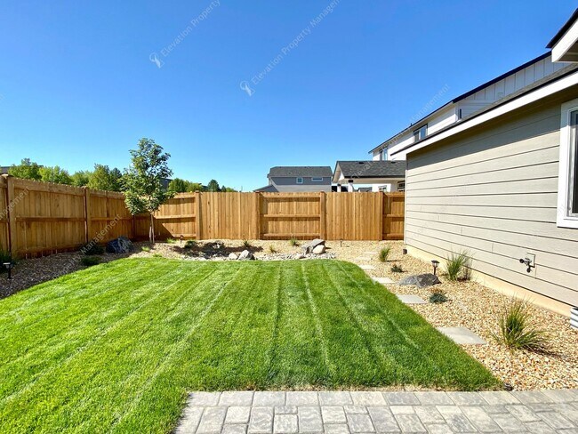Building Photo - Modern Comfort in Northwest Redmond