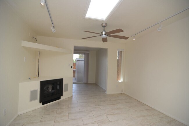 Building Photo - Well Maintained 2 Bedroom 1 Bath Townhouse! East Tucson Location!