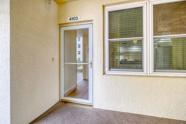 Building Photo - Updated 3 bedroom unit overlooking the Eas...