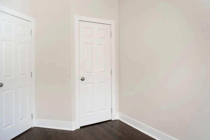 Building Photo - 917 W Waveland Ave