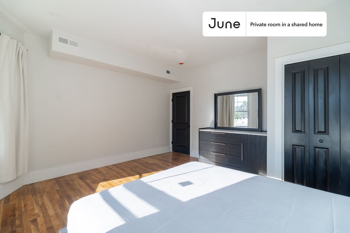 Building Photo - Room in Shared 5 bed/2 bath home in Roxbury