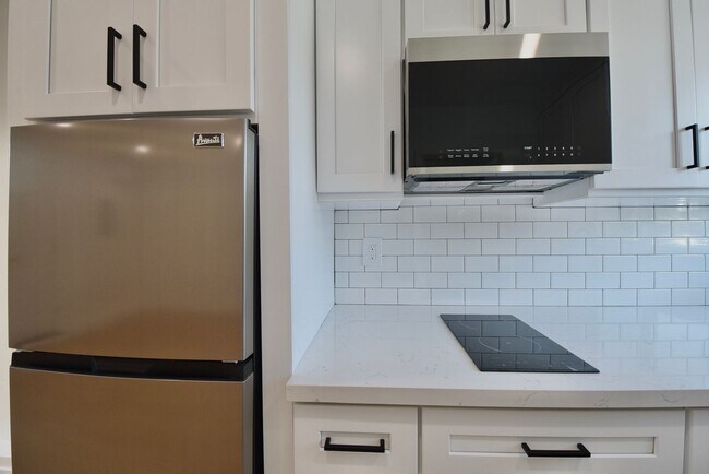 Building Photo - 4565 Hazeltine Ave