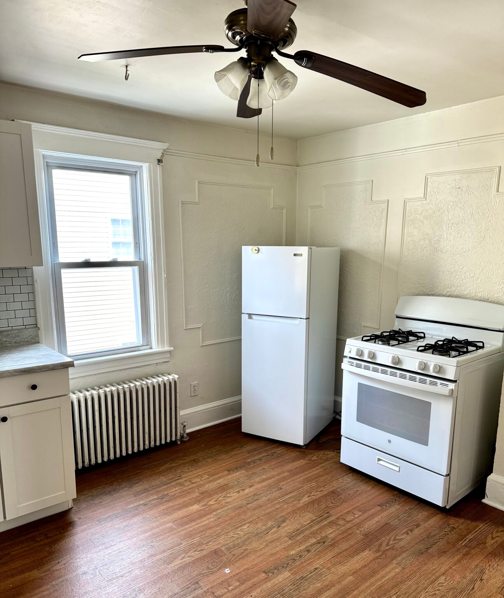 Kitchen, Fridge, Oven/Stove. Gas Range. - 306 W Camplain Rd
