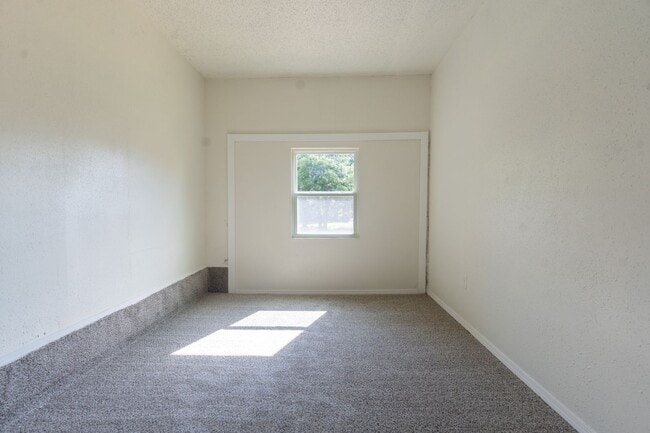 Building Photo - Cute 5 Bedroom House!