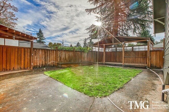 Building Photo - Stunning 4BD Craftsman in Excellent N Port...