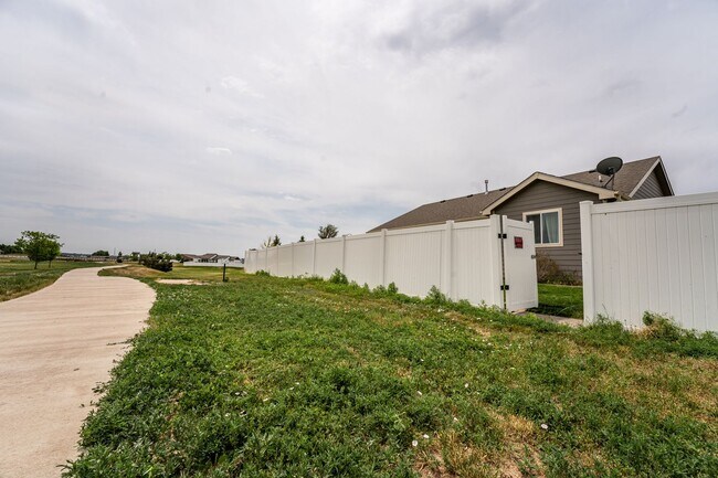 Building Photo - Beautiful 3 Bedroom, 2 Bathroom Ranch – Available Early April!