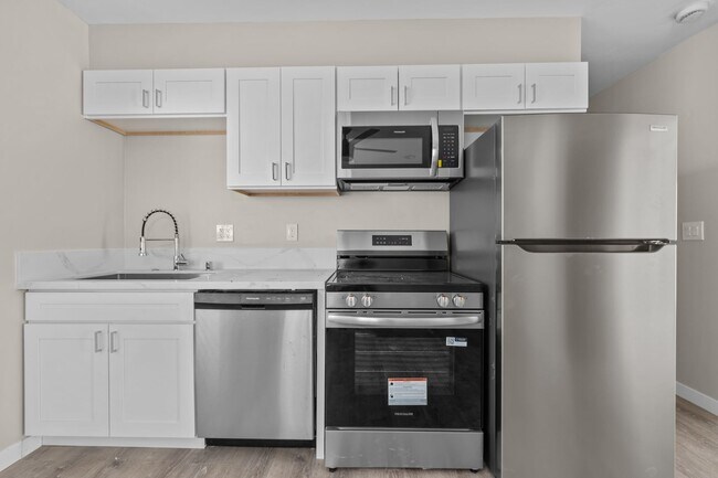 Building Photo - Bedrooms for Rent!