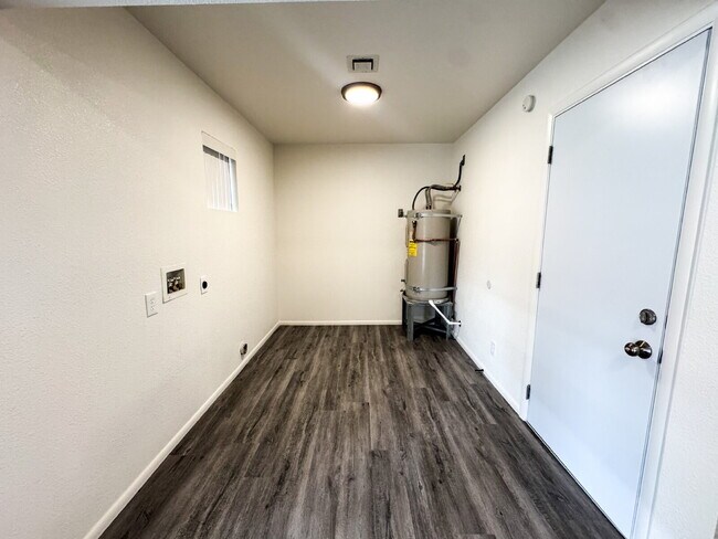 Building Photo - "Centrally located 3 bedroom, 2 bathroom H...