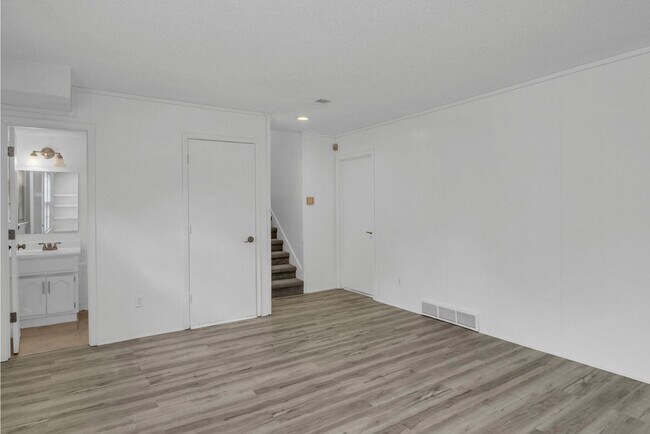 Building Photo - 405 S Montclaire Dr