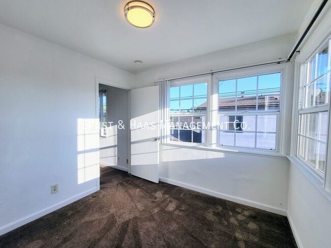 Building Photo - 244 1/2 E. 56th St.-