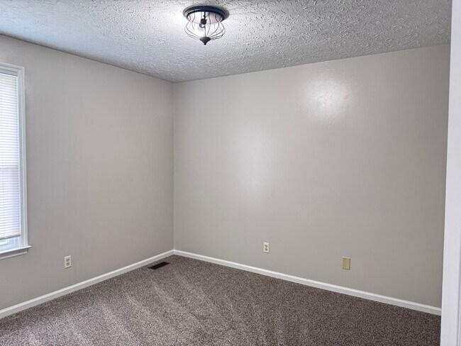 Building Photo - Super convenient location! Quick access to I-24 Exit 11!