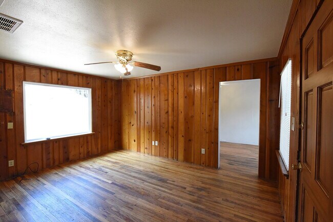 Building Photo - "Charming Retreat: Cozy 2-Bed, 1-Bath Gem ...