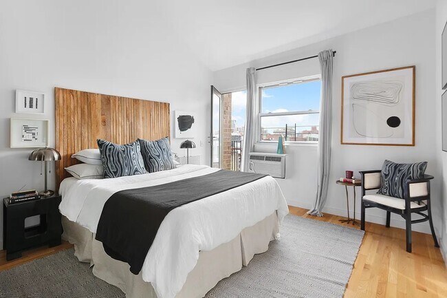 Primary Photo - 211 Thompson St