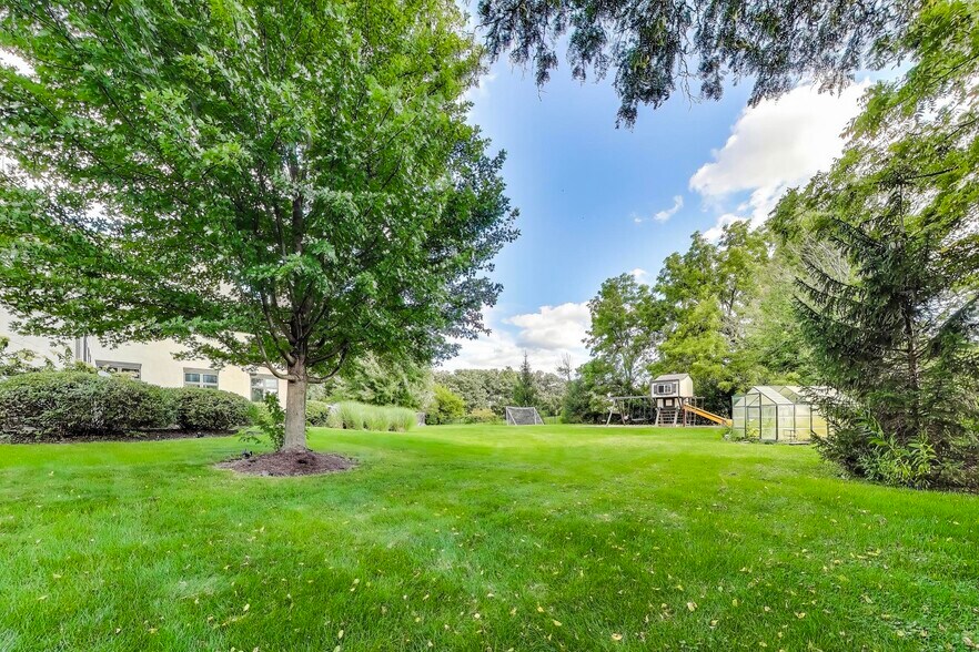 Building Photo - 23W711 Hobson Rd