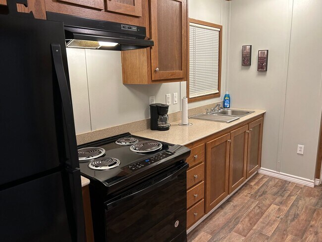 Building Photo - ALL BILLS PAID! COZY FURNISHED MOBILE HOME...