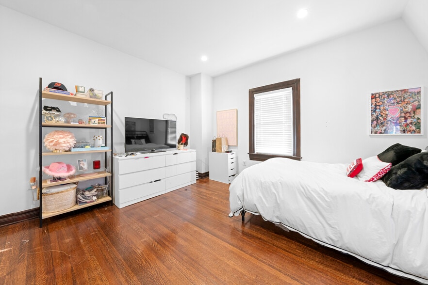 Building Photo - 2142 Portland St