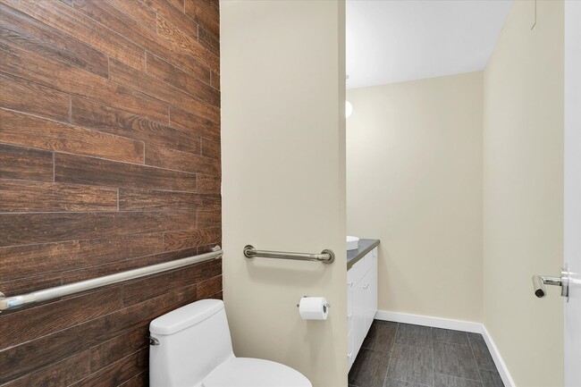 Building Photo - 3,400 SQFT CONDO IN DOWNTOWN CHAMPAIGN W/ ...
