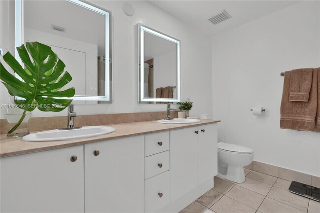 Building Photo - 2475 Brickell Ave