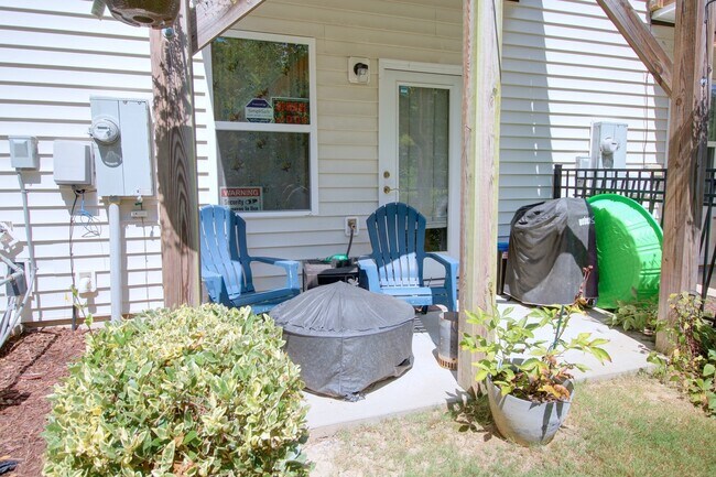 Building Photo - 3bd/3.5ba Spacious 3 Floor Townhouse in Durham's Stratford Lakes Neighborhood!