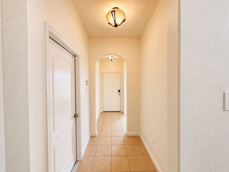 Building Photo - 8739 Leclaire Meadow Dr