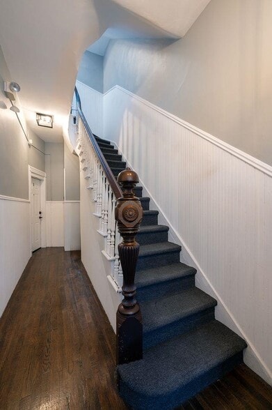 Building Photo - 68 Zabriskie St
