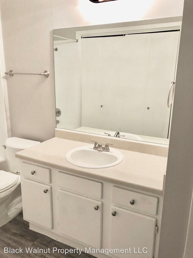 Building Photo - 1900 Albury Cove