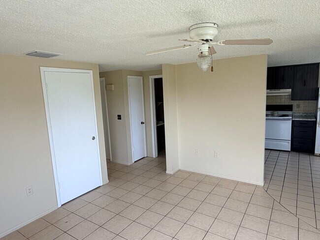 Building Photo - 2/1 in New Port Richey