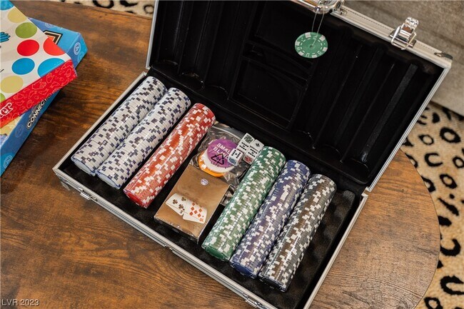 Building Photo - 2205 Santa Paula Dr