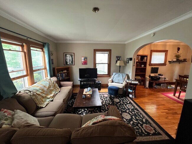 Building Photo - 1300 W Barnes Ave