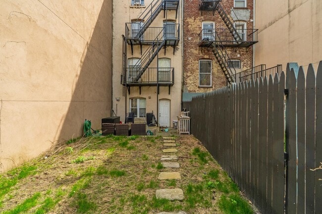 Building Photo - 214 6th St