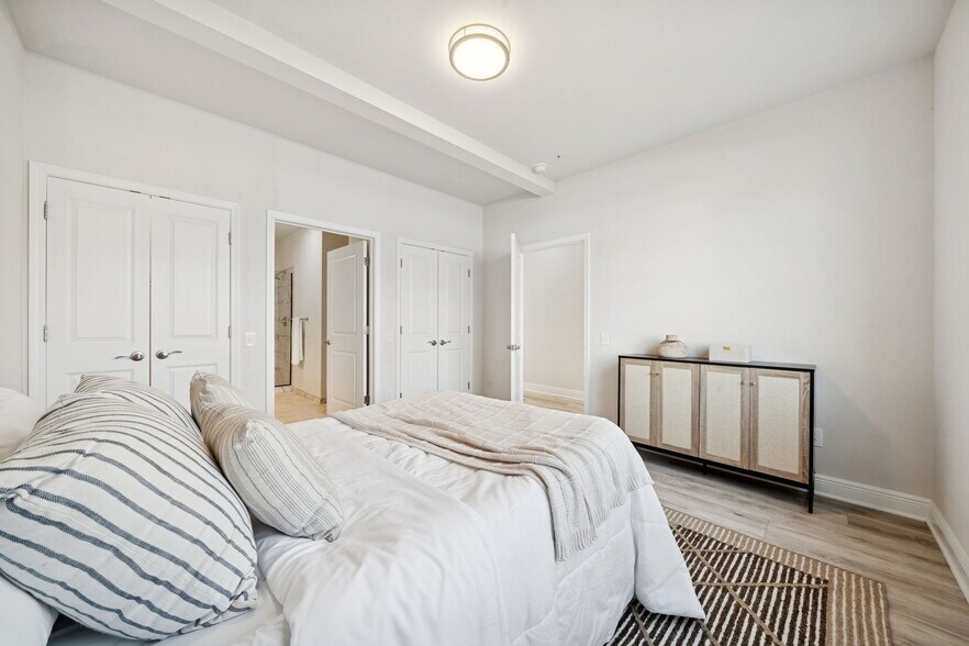 Building Photo - 2213 Lebanon Dr