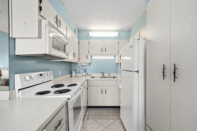 Building Photo - 8743 Thomas Dr