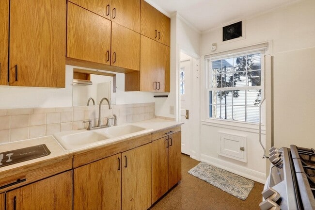 Building Photo - 514 W Lakeside St