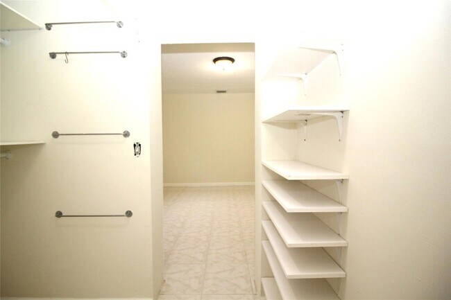 Building Photo - 3910 SW 61st Ave