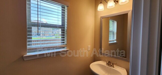 Building Photo - 525 Twelve Oaks Dr