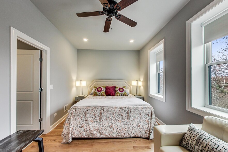 Building Photo - 5117 S Kenwood Ave